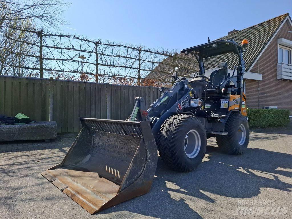 GiANT G2500 프론트 로더 및 굴착기