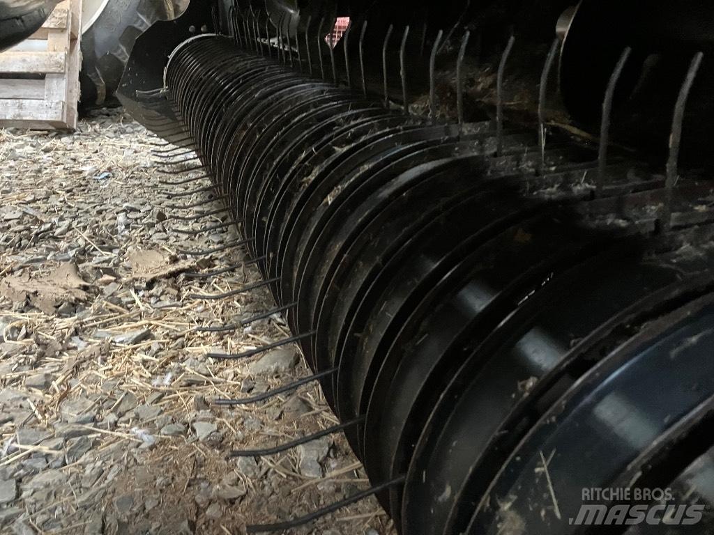 New Holland BR 7060 원형 곤포기