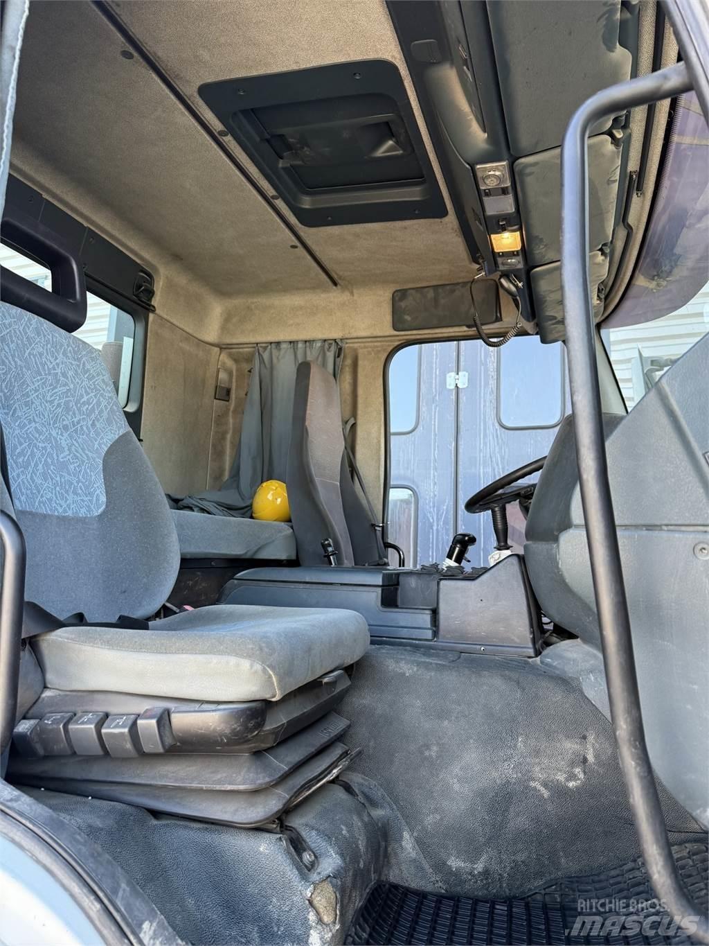 Sisu E12M 8x2 덤프 트럭