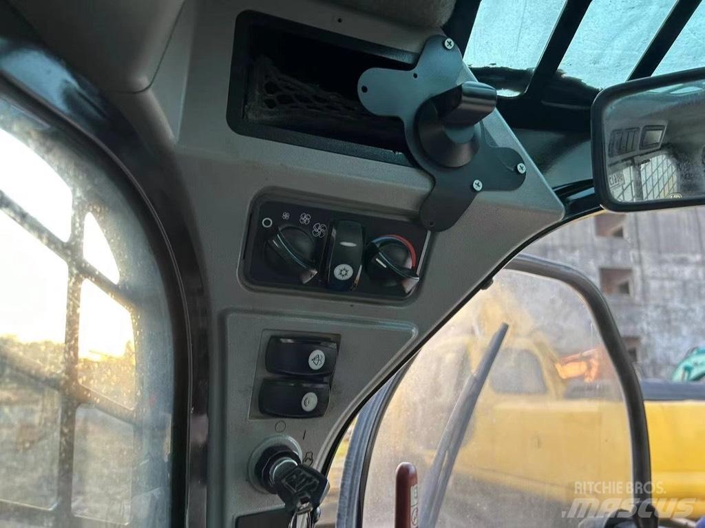 CAT 246 D  스키드로더