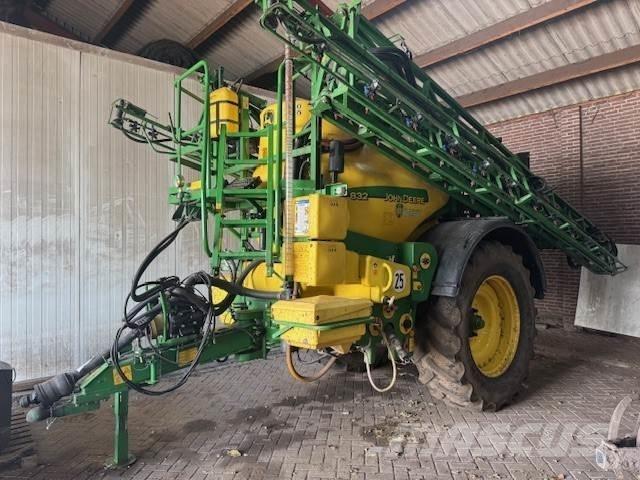 John Deere 832 자주 동력 분무기