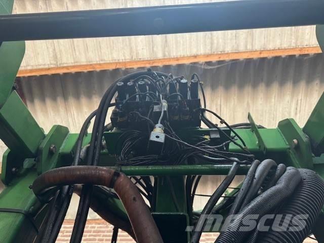 John Deere 832 자주 동력 분무기