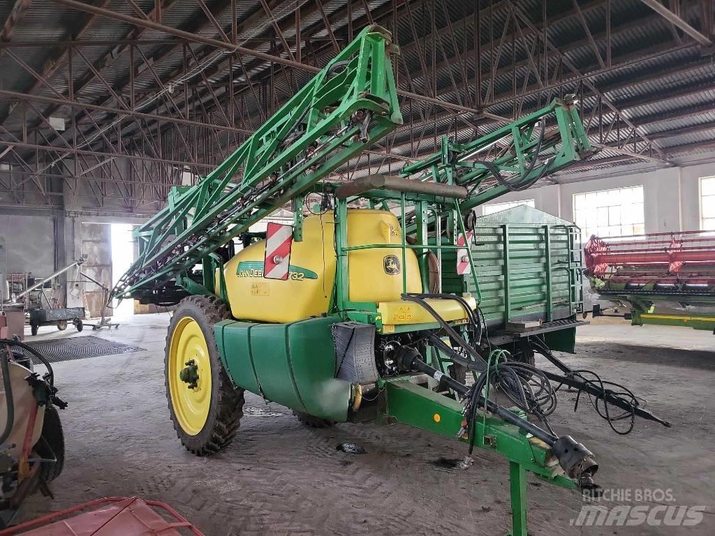 John Deere 732 견인형 분무기