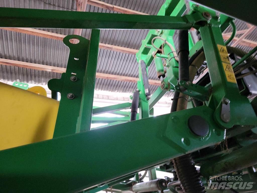 John Deere 732 견인형 분무기