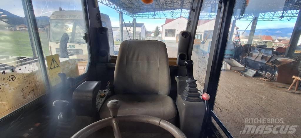 Komatsu PW 110  휠 굴삭기