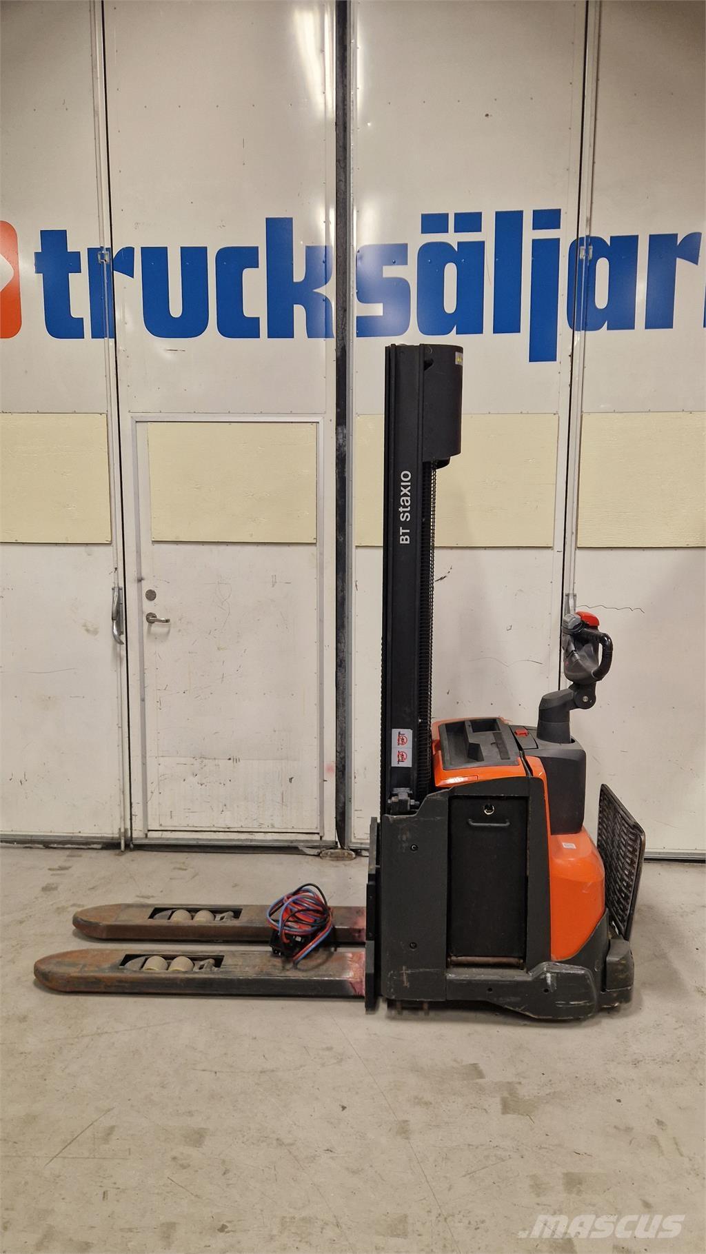 Toyota SWE120L 보행식 리치 지게차