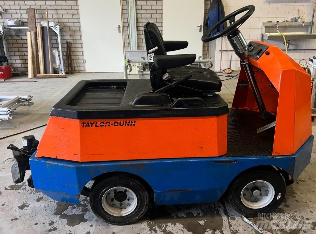 Taylor-Dunn C425 견인 트럭