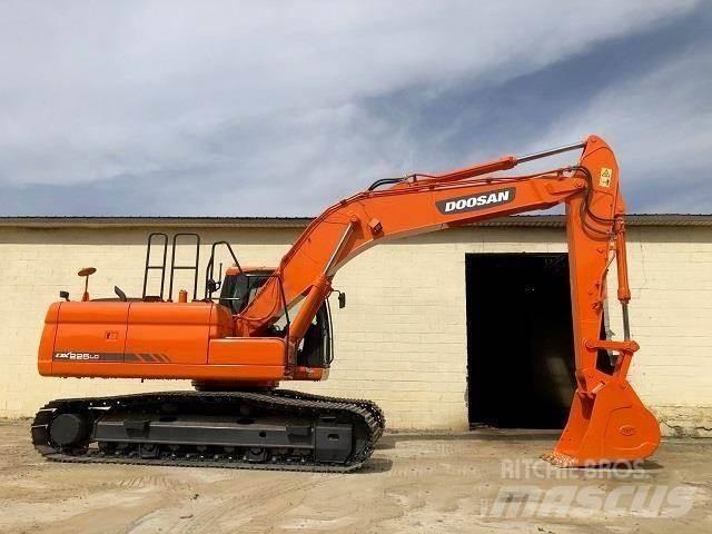 Doosan DX 225 대형 굴삭기 29톤 이상