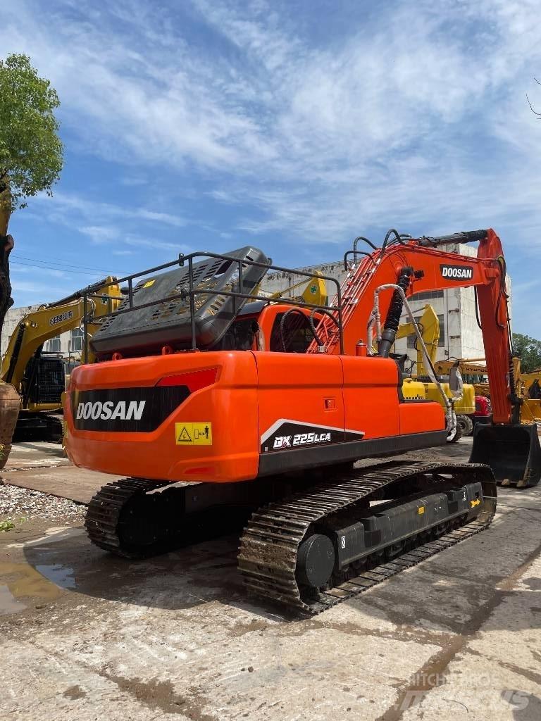 Doosan DX 225 중형굴삭기 7톤-28톤