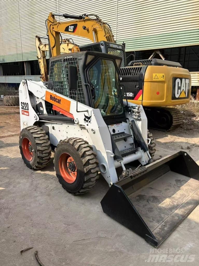 Bobcat S 220  스키드로더