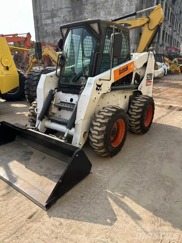 Bobcat S 220  스키드로더