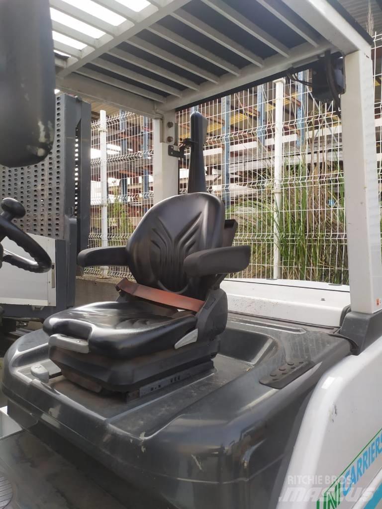 UniCarriers D1F4A40Q 사이드로더