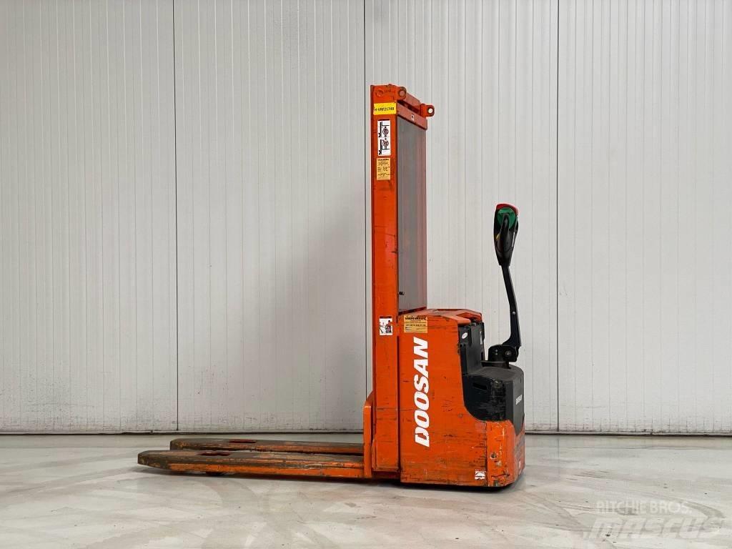 Doosan LEDS12.5C 포크리프트