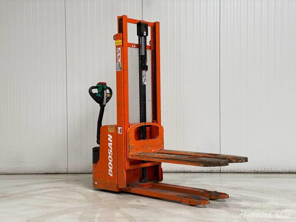 Doosan LEDS12.5C 포크리프트