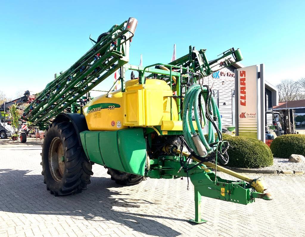 John Deere 732 견인형 분무기