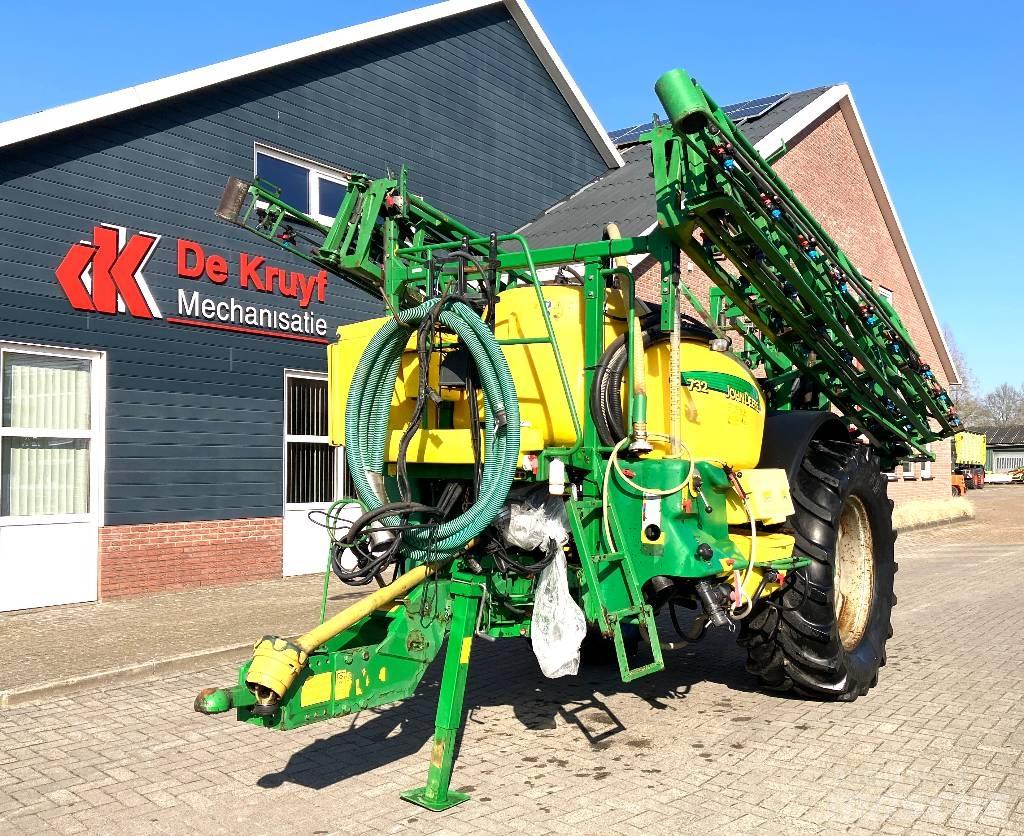 John Deere 732 견인형 분무기