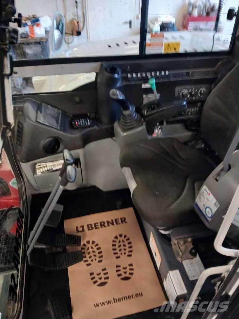 Takeuchi TB 290 중형굴삭기 7톤-28톤