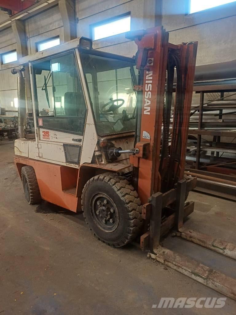 Nissan 33 U 디젤 지게차