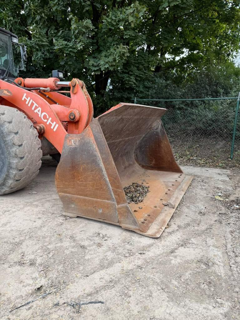 Hitachi ZW 250  휠로우더