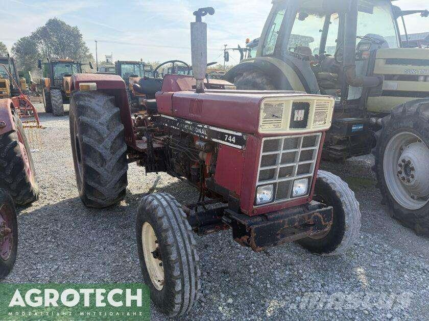 International 724 트랙터
