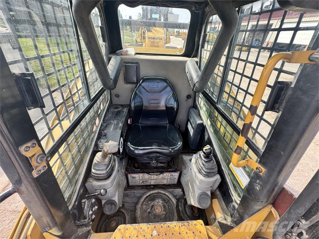 CAT 257  스키드로더