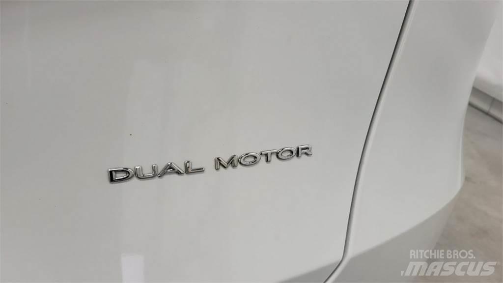 Tesla Y 자동차