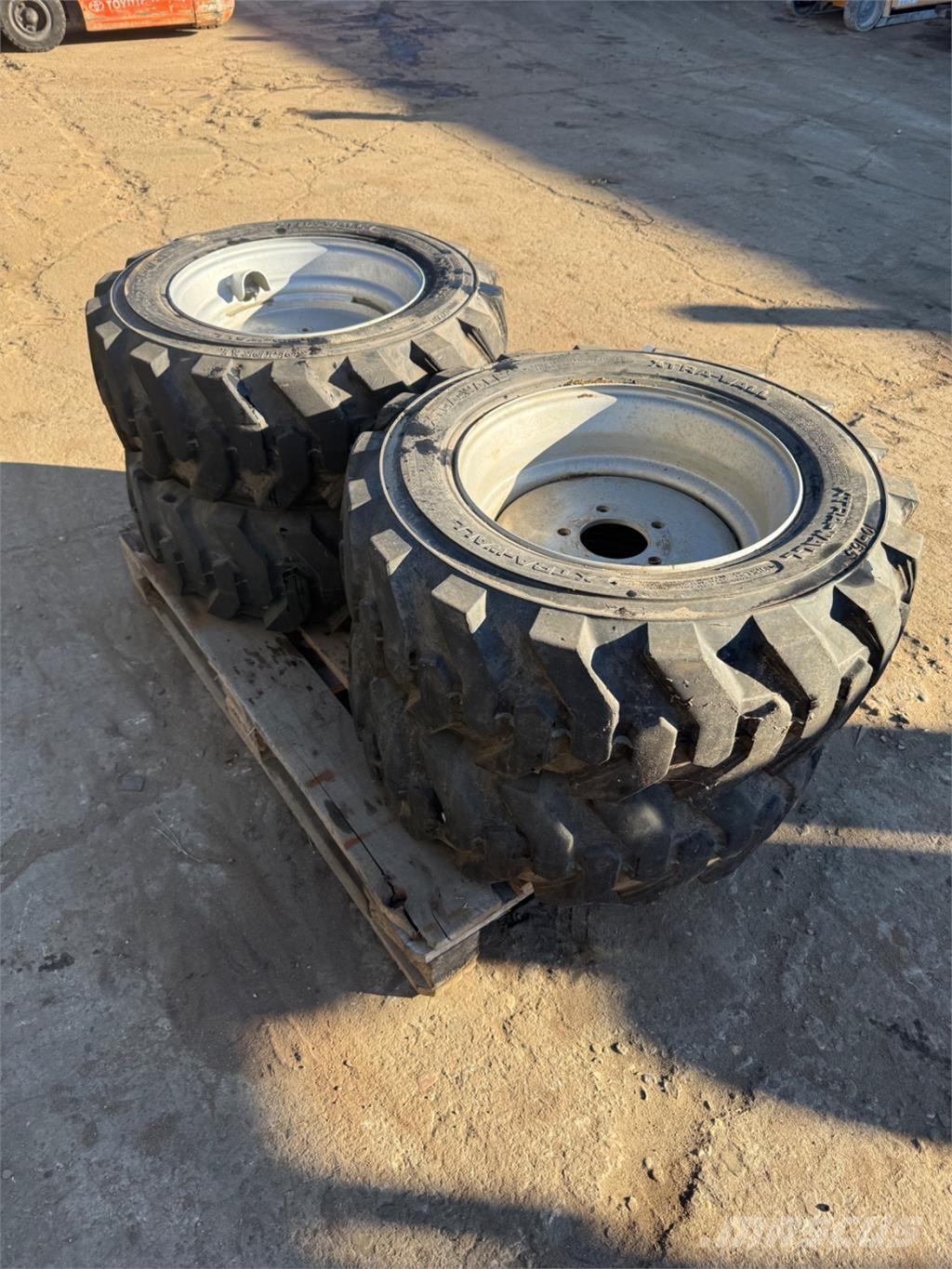  10-16.5 타이어, 휠 및 림