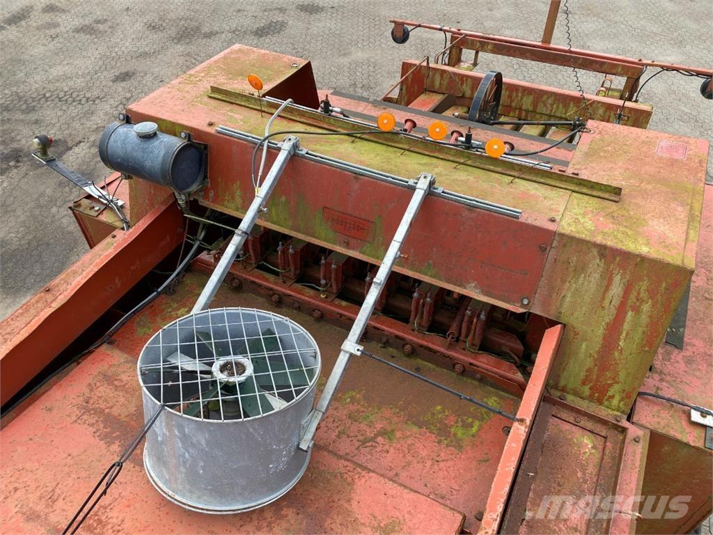 Hesston 4900 각형 곤포기