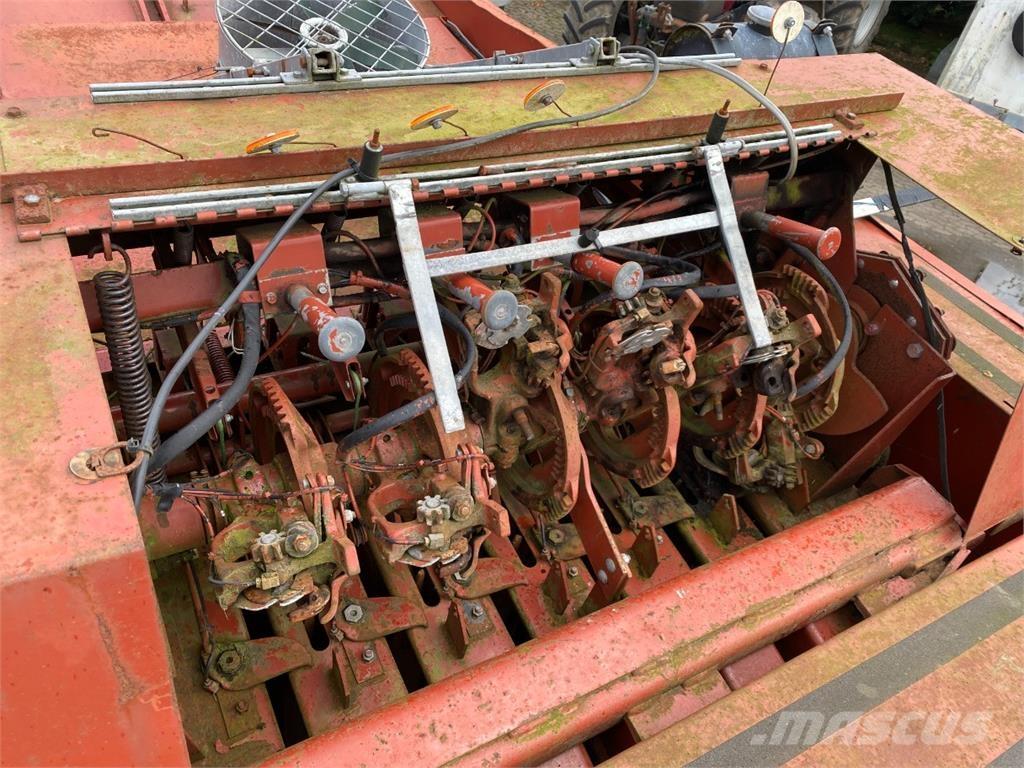 Hesston 4900 각형 곤포기