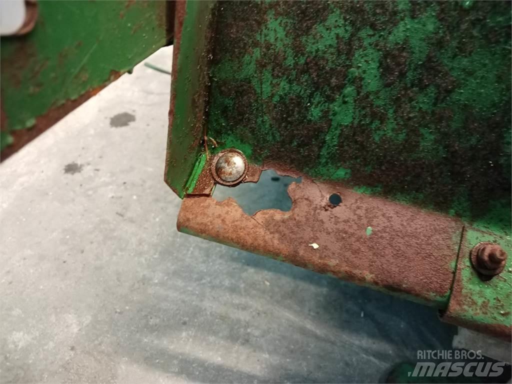 John Deere 1085 모래(염화칼슘) 살포기
