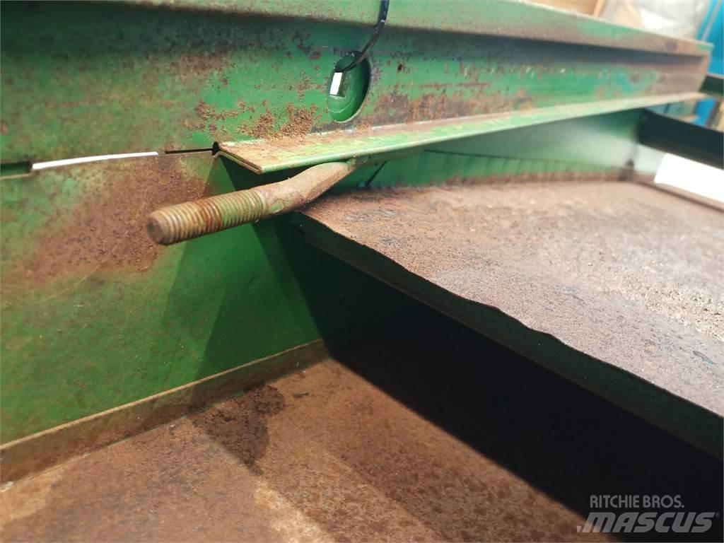 John Deere 2054 모래(염화칼슘) 살포기