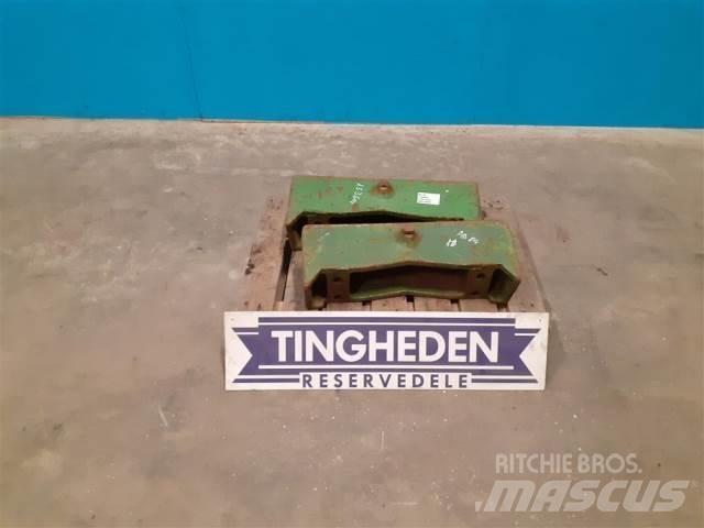 John Deere 4240 전면하중