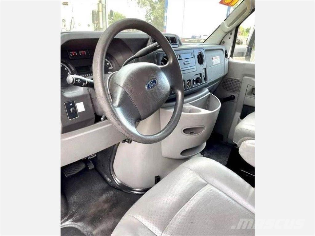 Ford E-350 탑차 트럭