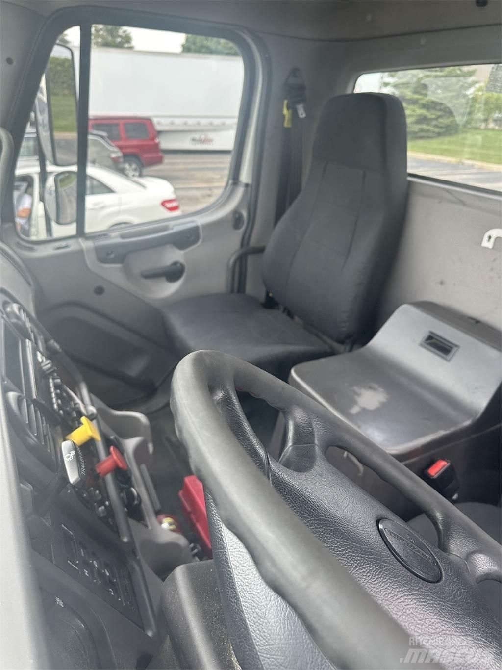 Freightliner M2 106 트랙터 유닛