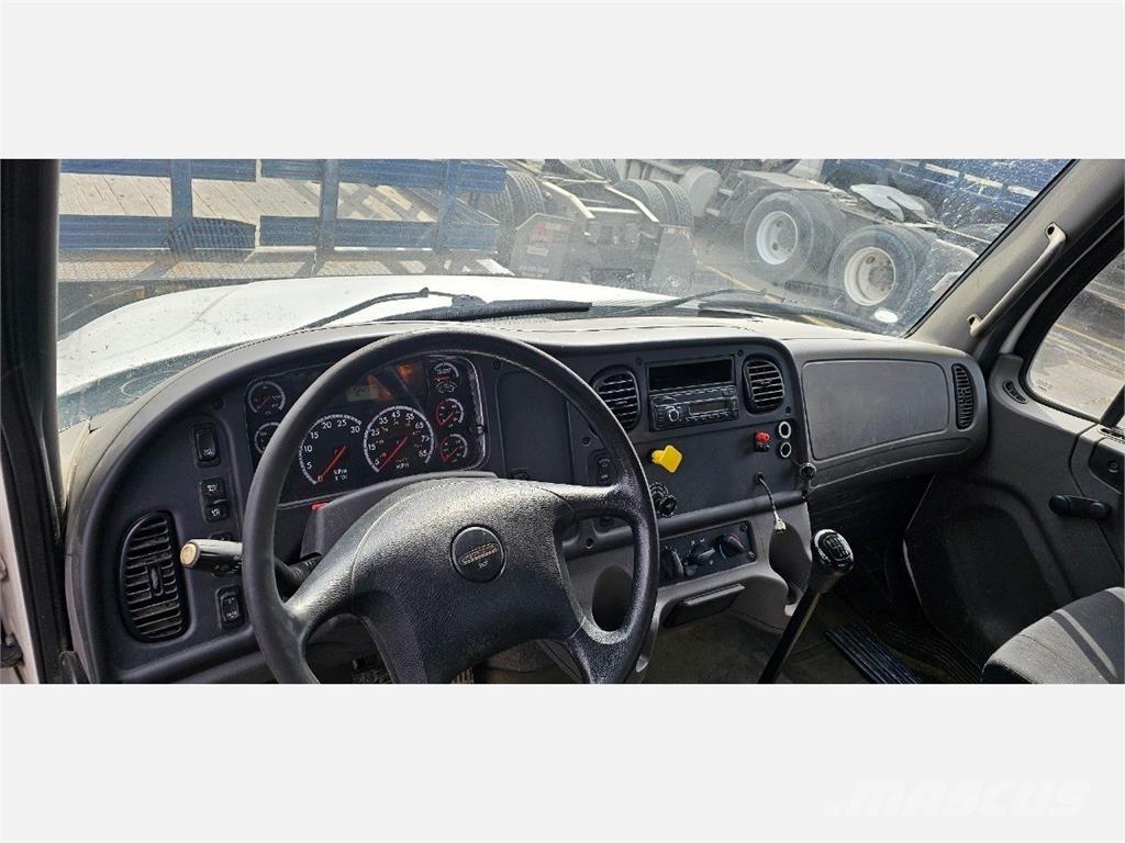 Freightliner M2 106 플랫베드/드롭사이드 트럭