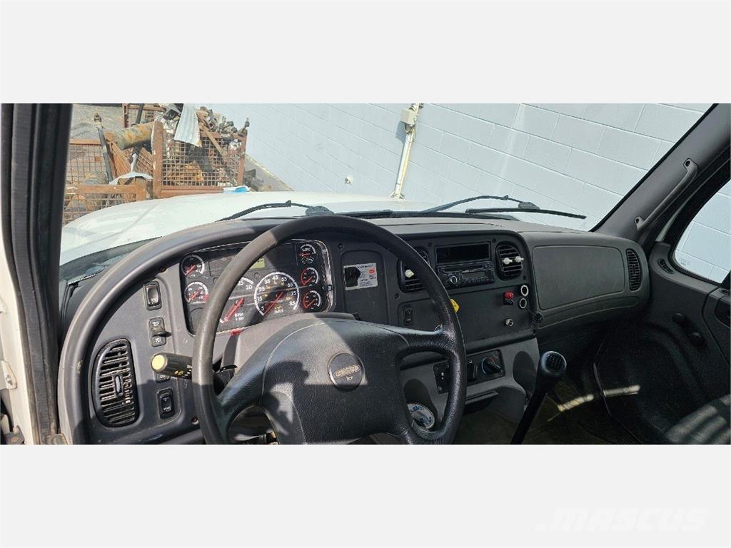 Freightliner M2 106 플랫베드/드롭사이드 트럭