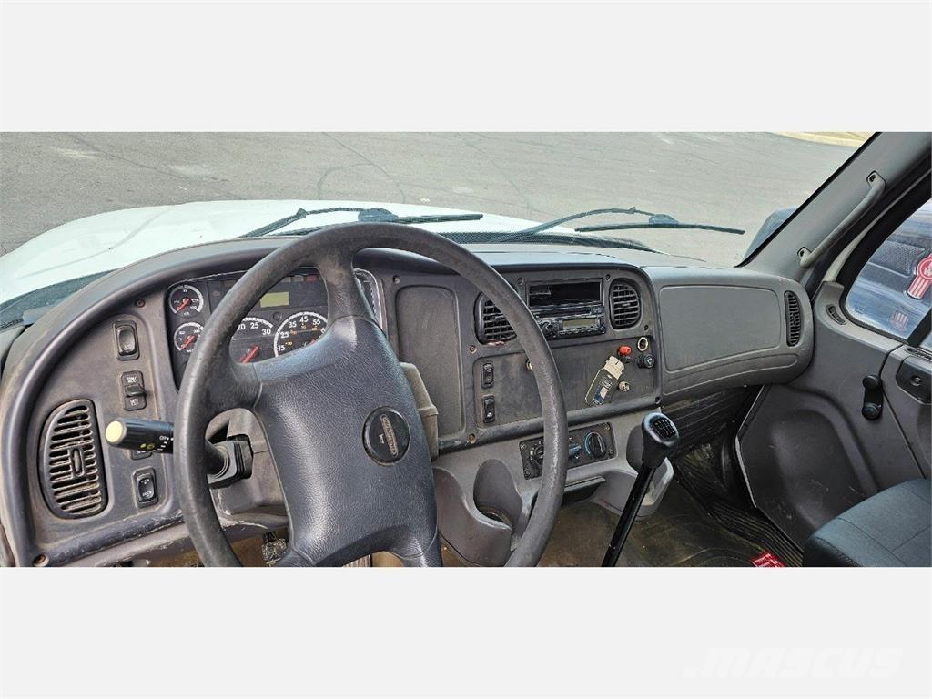 Freightliner M2 106 플랫베드/드롭사이드 트럭