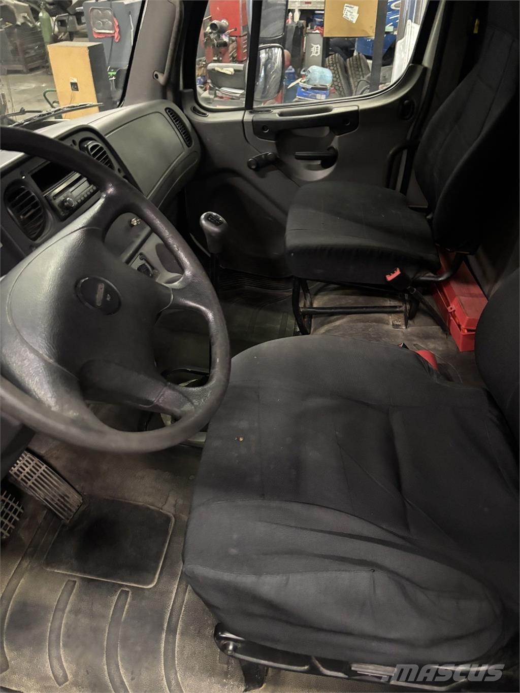 Freightliner M2 106 플랫베드/드롭사이드 트럭