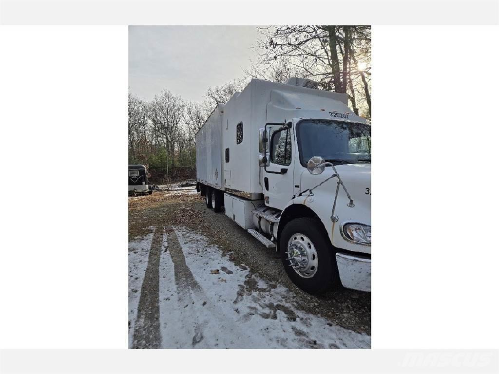 Freightliner M2-112 탑차 트럭