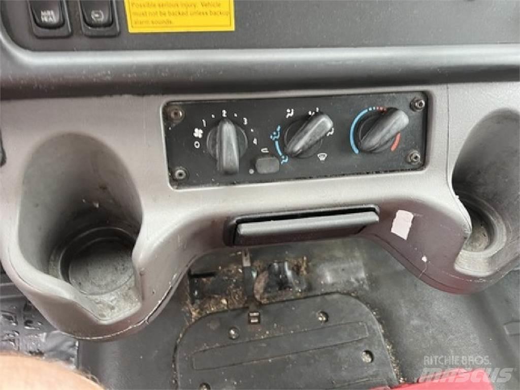 Freightliner M2106 음료 배달 트럭