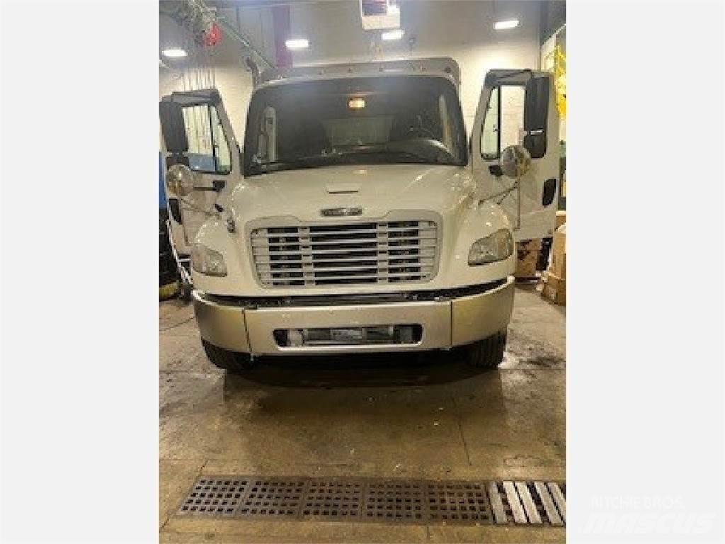 Freightliner M2106 음료 배달 트럭