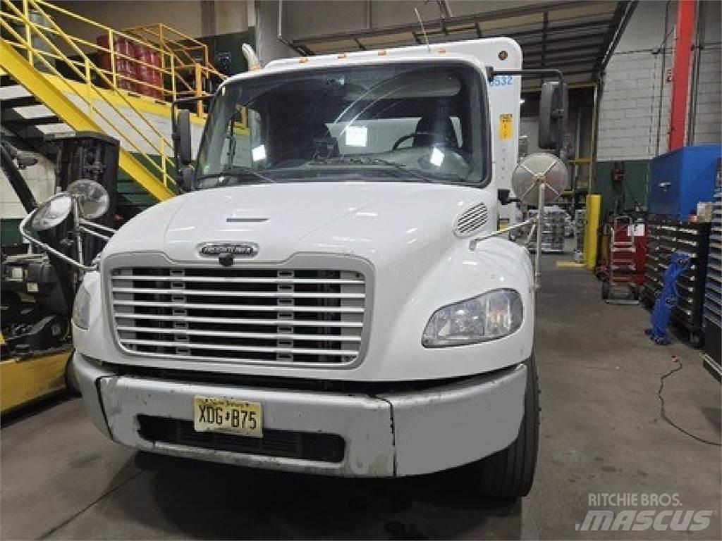 Freightliner M2106 음료 배달 트럭