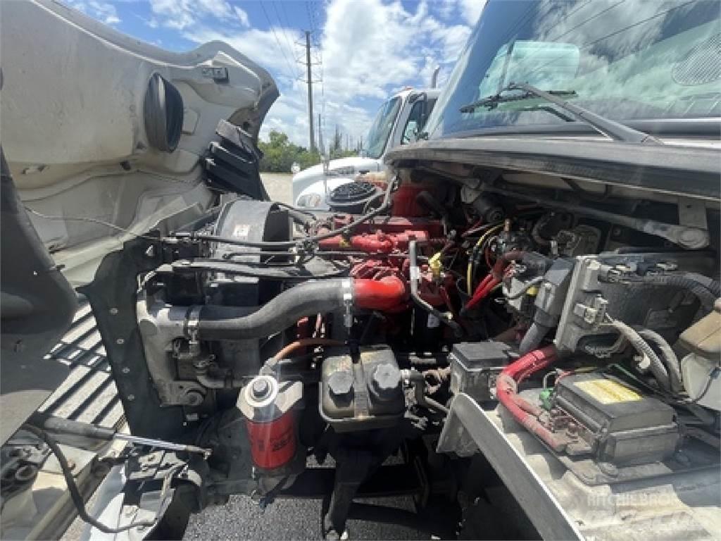 Freightliner M2106 음료 배달 트럭