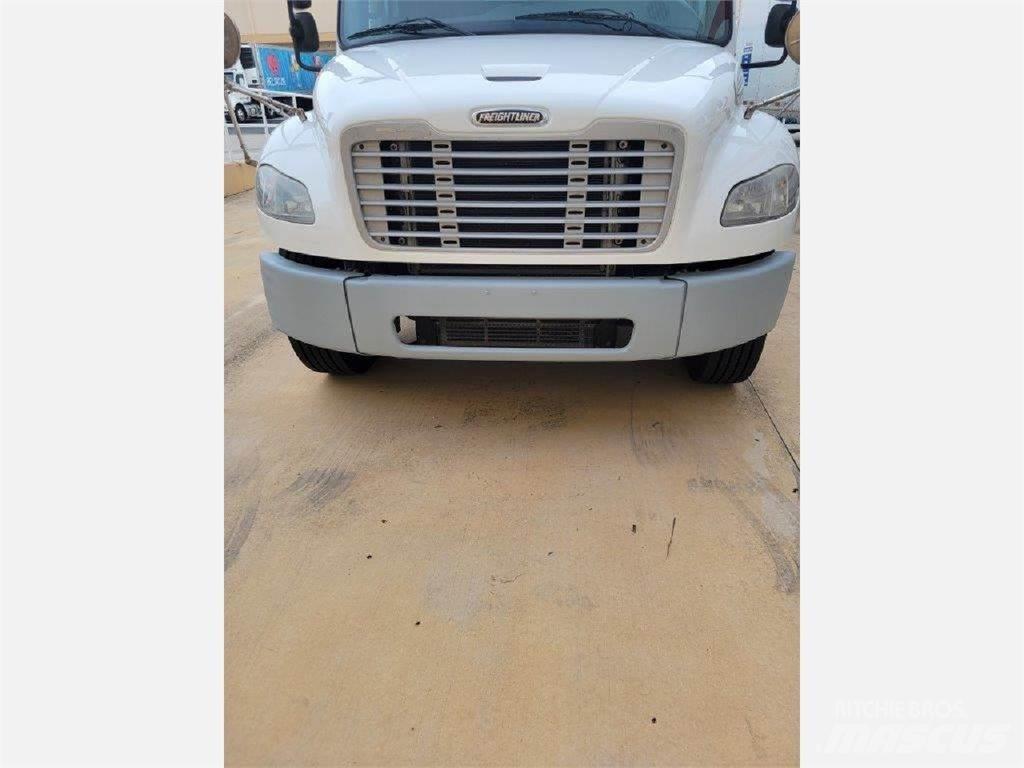 Freightliner M2106 음료 배달 트럭