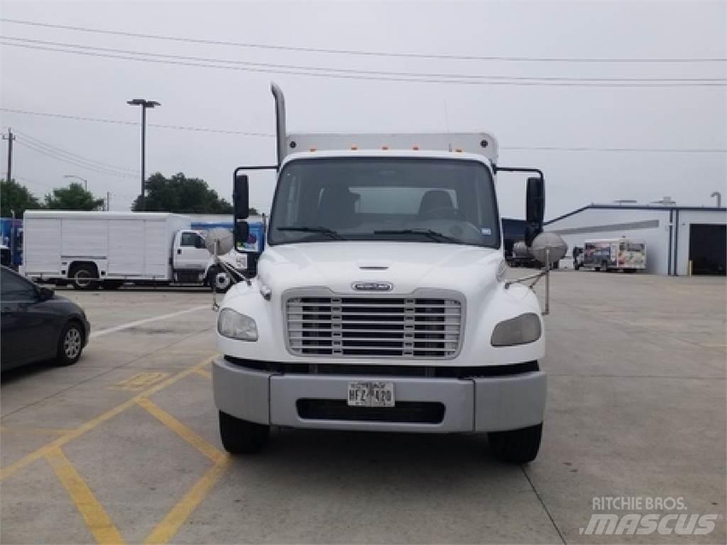 Freightliner M2106 음료 배달 트럭