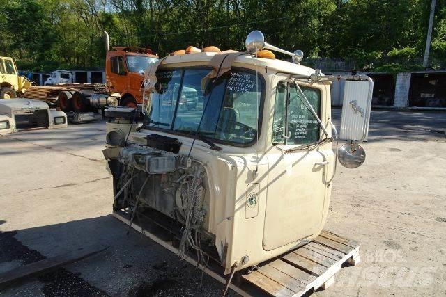 Mack RD690S 캐빈 및 인테리어