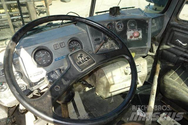 Mack RD690S 캐빈 및 인테리어