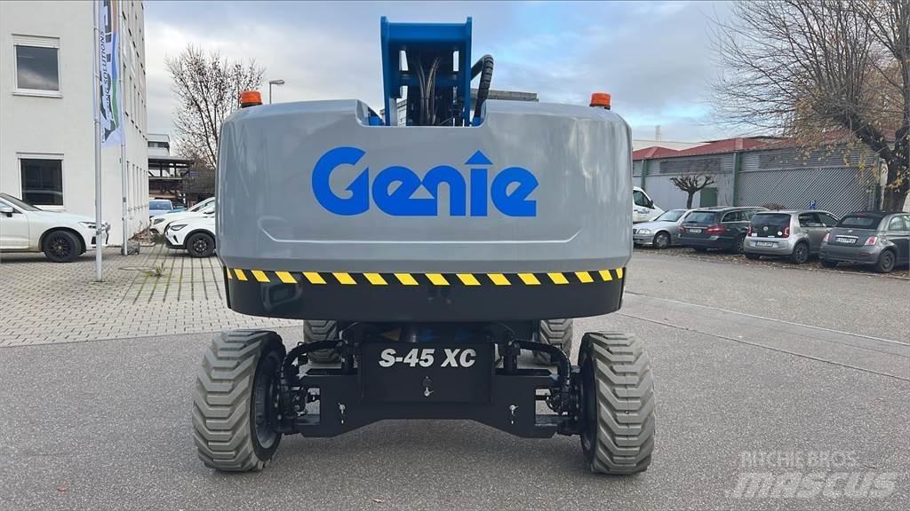 Genie S-45 XC 관절형 전동이동 리프트