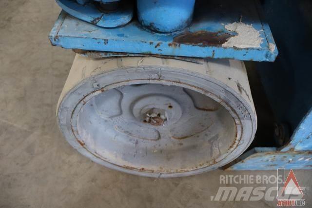Genie GS-3246 관절형 전동이동 리프트
