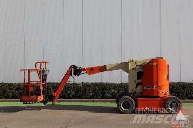 JLG E300AJP 관절형 전동이동 리프트